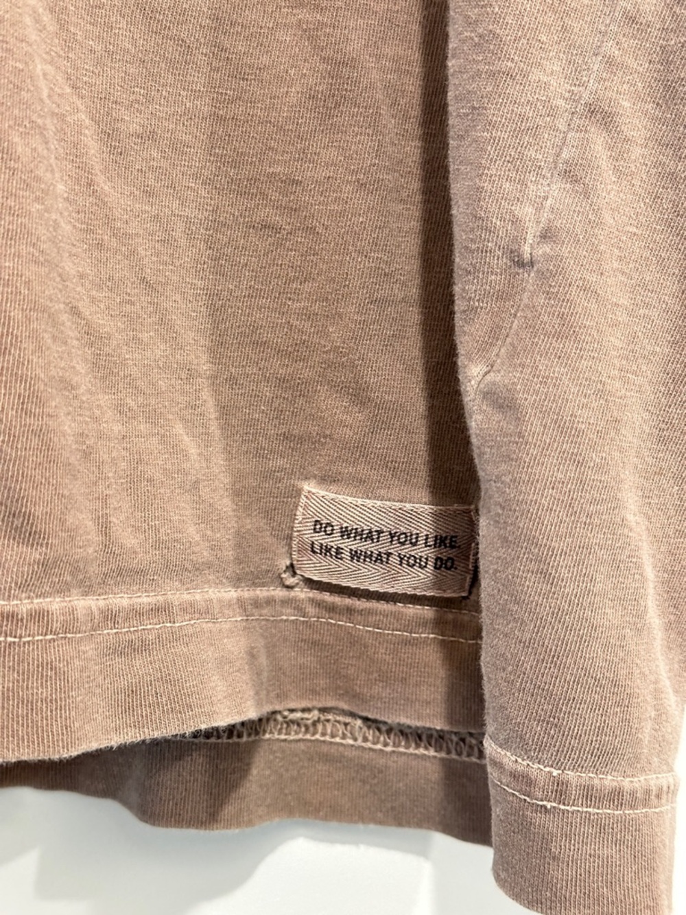 Life Is Good Women's Short Sleeve Tee in Dusty Brown with Umbrella Graphic - Picture 4 of 5